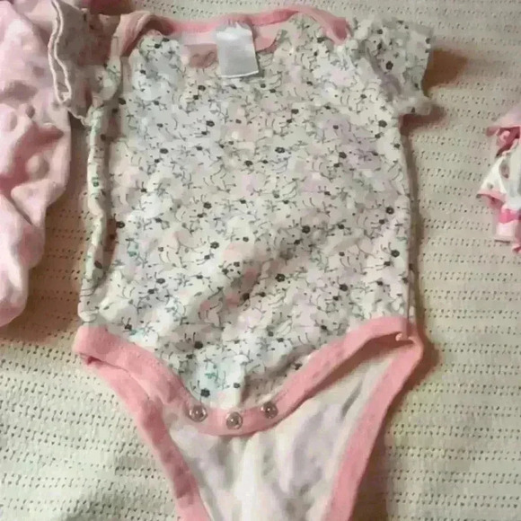 BIG BUNDLE!!!! 0-6m bundle cute stuff all pink - Picture 8 of 16